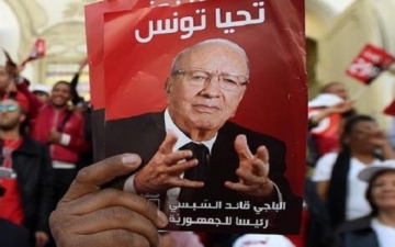 التونسيون يختارون رئيسهم .. بين عجوز واثق ورئيس يبحث عن البقاء