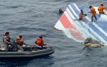 انتشال أكثر من 40 جثة لركاب الطائرة الماليزية المفقودة من بحر “جاوة”
