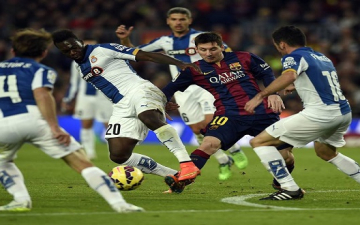 ميسي يرد على رونالدو ويقود برشلونة لفوز كبير في ديربي كتالونيا