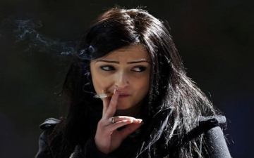 دراسة استرالية: التدخين يزيد من آلام الدورة الشهرية