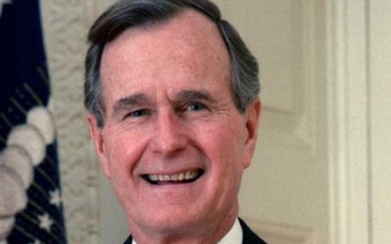 الرئيس الأمريكى الأسبق جورج بوش الأب يحتفل بعيد ميلاده ال 90 فى المستشفى
