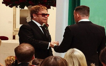 التون جون يتزوج صديقه ديفيد فيرناش رسميا