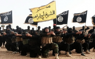 مصادر عراقية تكشف إلقاء طائرات مجهولة حاويات أسلحة لـ “داعش” فى “قضاء الدور”