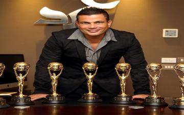 بالصور .. عمرو دياب يحصل على 4 جوائز فى حفل الموسيقى العالمية