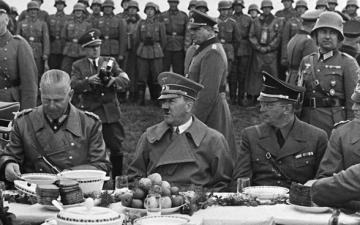 تعرف على أسرار مائدة طعام هتلر !!