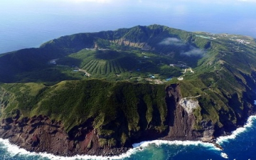 تجمع بين ثورات البركان وهدوء الطبيعة ..  جزيرة أوجاشيما البركانية باليابان