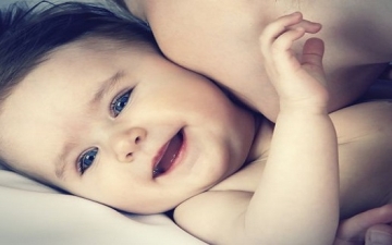7 نصائح أساسية لتنظيف الطفل حديث الولادة