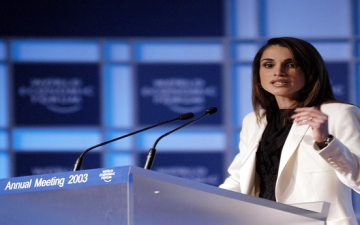 الملكة رانيا لا ينافسها أحد.. وهذا هو مصمم أزيائها