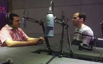 الشاعر محمود عبد الله ضيف الاختيار على راديو كليك بعد غد الخميس
