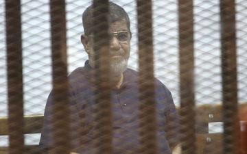 مرسى يرفض توقيع الكشف الطبى عليه أثناء محاكمته بقضية “التخابر”