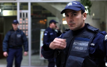 شرطة اليونان يحتجون على حقهم فى دخول الحمام.. هى وصلت لكده