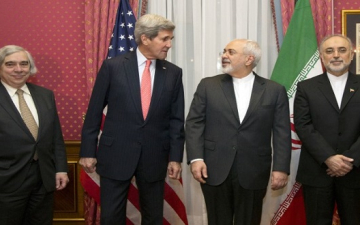 تبادل للهدايا الرمزية بين الوفدين الامريكى والإيرانى خلال المحادثات النووية