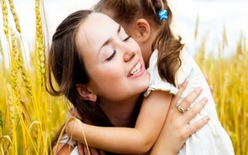 7 علامات على أنك تحظى بأم قوية.. “تشجعك وتعلمك وتمنحك الثقة”
