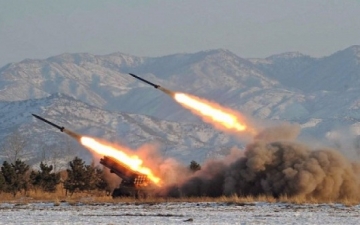 الدفاعات الارضية السعودية تعترض وتدمر صاروخا باليستيا فوق نجران