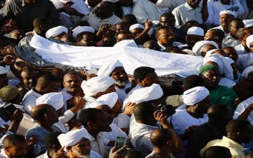 بالصور.. الآف السودانيين يشيعون الترابى لمثواه الأخير