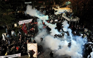 الشرطة التركية تفرق بعنف محتشدين أمام مقر صحيفة “زمان”