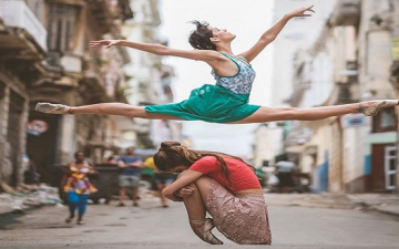 بالصور .. فى كوبا بيرقصوا بالية فى الشارع .. بلد فنون صحيح !!