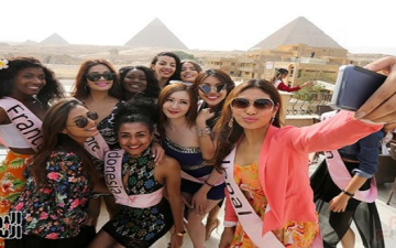 بالصور .. ملكات جمال العالم يروجّن للأهرامات