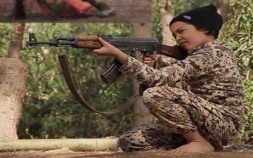 بالصور .. أطفال داعش يهددون الغرب بالأحزمة الناسفة !!
