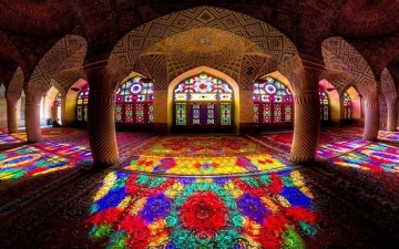 المسجد الوردى فى إيران .. عندما تشكل الألوان لوحة مذهلة
