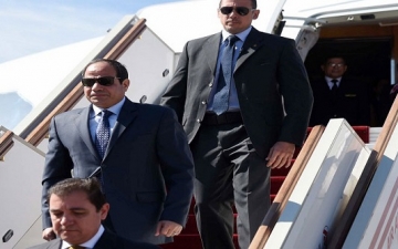 الرئيس يعود لأرض الوطن بعد مشاركته بالقمة العربية فى تونس