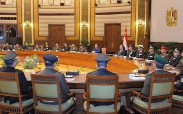 السيسى يجتمع بقيادات الجيش والشرطة لمتابعة عمليات مواجهة الإرهاب بشمال سيناء