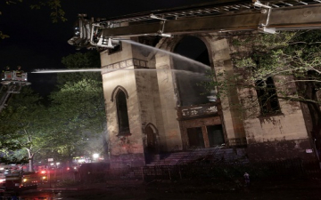 بالصور.. رويترز تنشر صور لحريق فى معبد يهودى بنيويورك