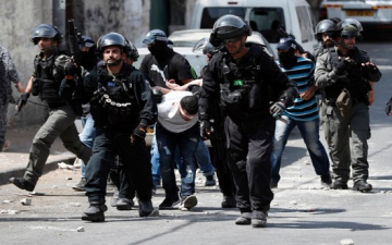الهلال الأحمر الفلسطينى: إصابة 217 شخصا فى اشتباكات مع قوات الاحتلال الإسرائيلى