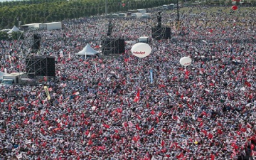 عشرات الآلاف يتظاهرون ضد أردوغان بإسطنبول