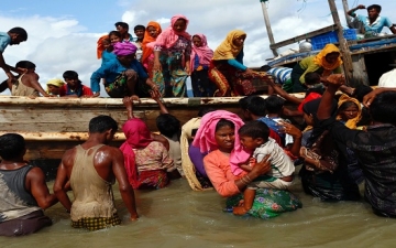 استمرار هروب مئات من مسلمى الروهينجا من ميانمار إلى بنجلاديش