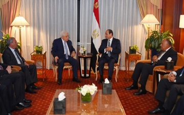 السيسى يؤكد لعباس مواصلة مصر جهودها لرأب الصدع بين الاطراف الفلسطينية