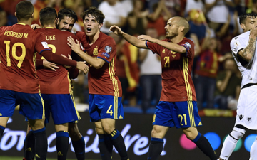 اسبانيا تصعد إلى نهائيات مونديال روسيا وإيطاليا تخوض الملحق
