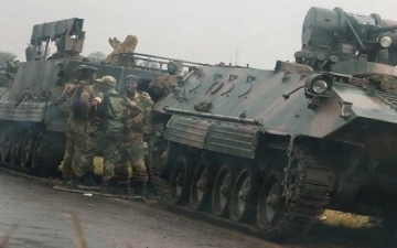 جيش زيمبابوى يسيطر على السلطة ويؤكد ان الرئيس موجابى بخير