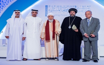 عبد الله بن زايد يكرم الفائزين بجائزة الحسن بن على خلال منتدى تعزيز السلم