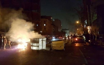مواجهات عنيفة بإيران.. ومحتجون يسقطون صورة المرشد مرددين:” الموت للديكتاتور”