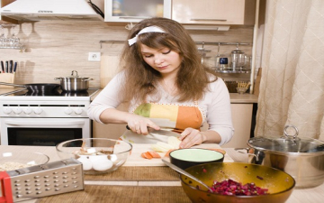 بالصور .. مهارات ثمينة تجعل عملك بالمطبخ أكثر سهولة