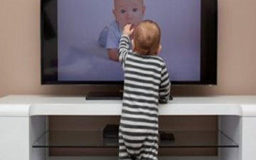 اعرفى ليه المفروض تمنعى طفلك من مشاهدة التلفزيون قبل بلوغه العامين؟