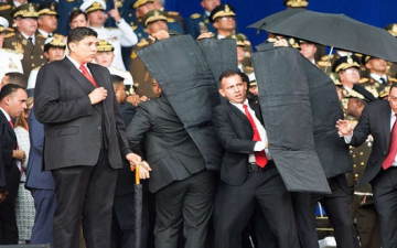 بالفيديو .. رئيس فنزويلا ينجو من محاولة اغتيال باستخدام طائرات درونز