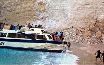 بالفيديو.. لحظة انهيار صخرة ضخمة على شاطئ مكتظ بالسائحين باليونان