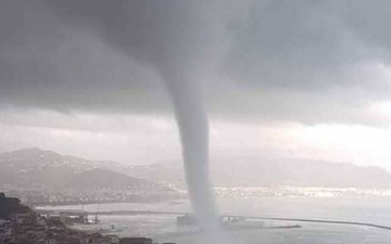 إعصار مائى يضرب مدينة ساليرنو الإيطالية