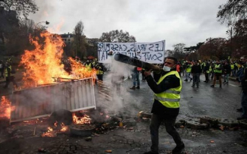 باريس تشتعل .. حرق سيارات ونهب متاجر فى احتجاجات السترات الصفراء