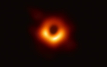لأول مرة في التاريخ .. أهل الأرض يشاهدون صورة حقيقية للثقب الأسود