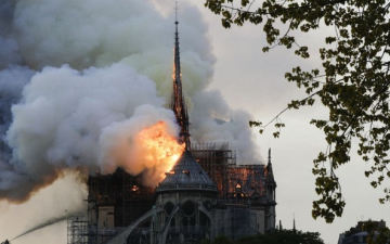 باريس تعلن رسمياً إخماد حريق كاتدرائية نوتردام بالكامل