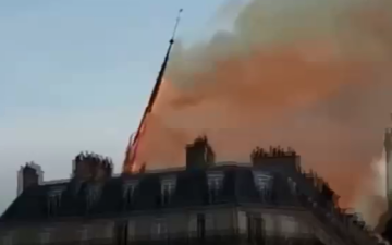 بالصور.. لحظة انهيار البرج التاريخى بكاتدرائية نوتردام بفرنسا