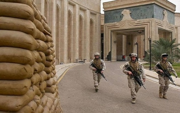 السفارة الأمريكية تأمر موظفيها بمغادرة العراق “على الفور”