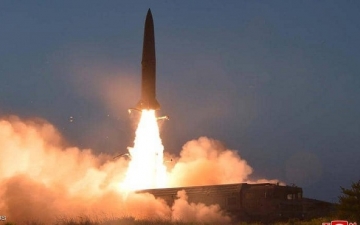 كوريا الشمالية تطلق صاروخين بالستيين سقطا في بحر اليابان