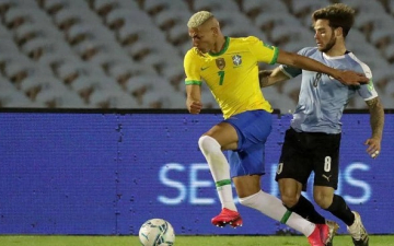 البرازيل تفوز على أوروجواى بثنائية وتنفرد بالصدارة فى تصفيات كأس العالم