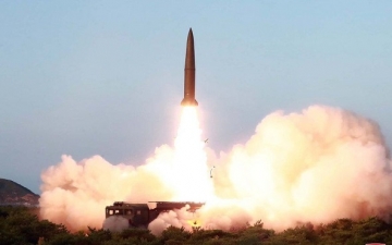 كوريا الشمالية تطلق ما يعتقد انه صواريخ بالستيه تزامنًا مع مناورات التنين الهادىء
