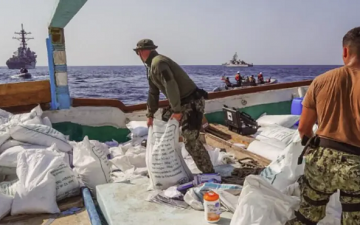 البحرية الأمريكية تعلن اعتراضها قاربًا يحمل شحنة مواد متفجرة إيرانية متجهة إلى اليمن