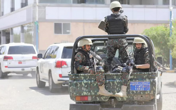 مقتل جنديين و إصابة 4 آخرين في هجوم على قافلة لبعثة دولية شرق اليمن